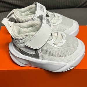 Euc nike hustle sneaker crib shoe 3c